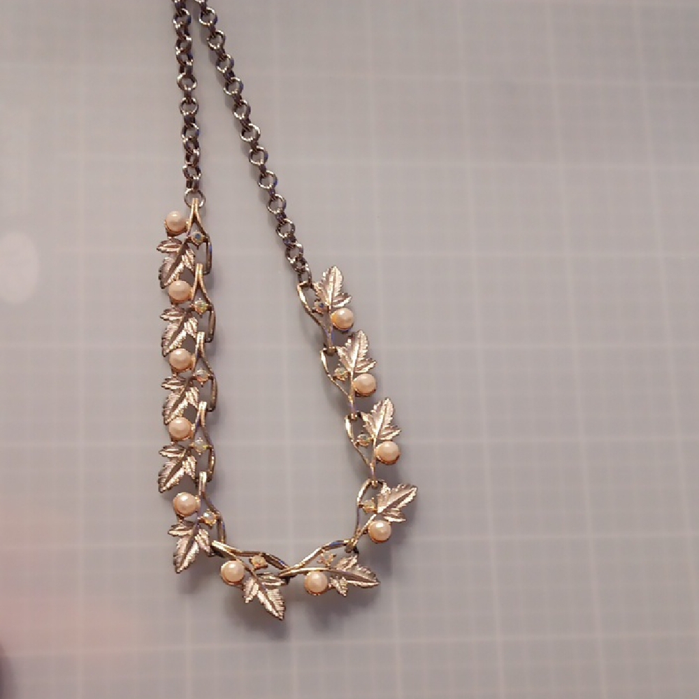 Elegant Gold Leaf and Pearl Necklace